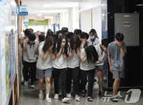 테러 상황 발생, 운동장으로 대피하는 학생들