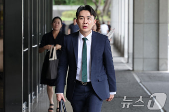 고소인 조사 위해 검찰 출석하는 티메프 셀러 측 법률대리인