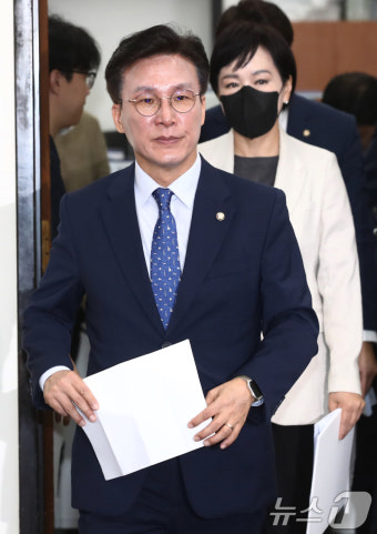 최고위회의 참석하는 김민석 최고위원