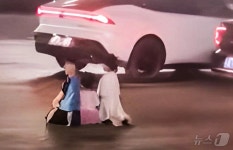 가출한 아내 보라고…어린 자녀 셋 혼잡한 도로에 무릎 꿇린 아빠