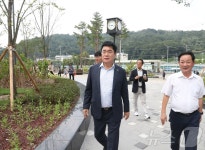 ‘관악산 으뜸공원’ 시설물 직접 돌아보는 박준희 관악구청장