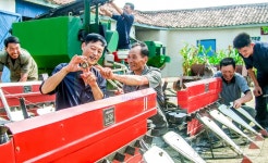 가을걷이 준비 빈틈없이…北 벽성군 서원농장원 농기계 수리 정비