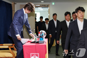 홍명보 감독 '코치진과 함께'