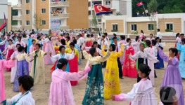 농악 울리는 마을…北 함흥시 영광·초운·동흥농장 새집들이 진행