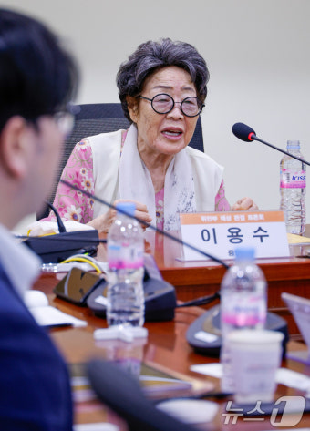 국회 찾아 증언하는 이용수 할머니