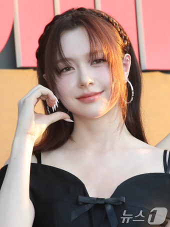 피프티피프티 문샤넬, 여름을 물들이다 - 뜨거운 입맞춤과 즐거운 무대의 끝없는 매력