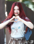 조이, 고양이 티셔츠 입고 야옹이 하트