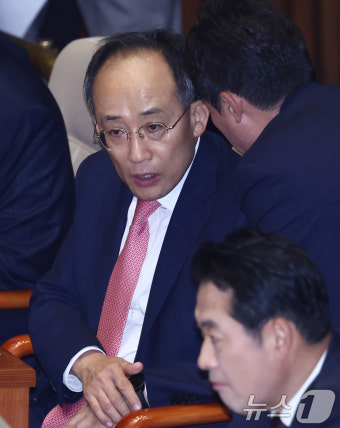 의총 마치고 본회의 참석한 추경호 원내대표