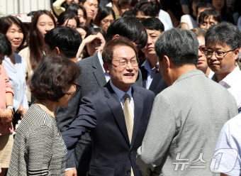 작별인사하는 조희연 교육감