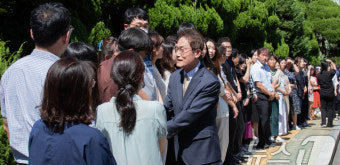 교육청 떠나기 전 작별인사 나누는 조희연 교육감