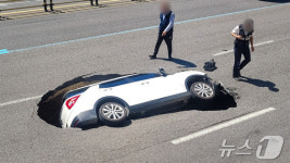 옆으로 누워 땅속으로 간 SUV…연희동 싱크홀 사고 블박 아찔 [영상]