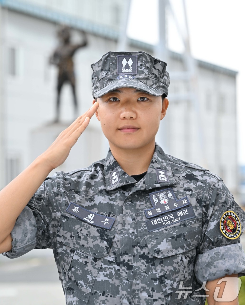 한국 해군, 최초 여군 심해잠수사 배출 후 긍정적 평가 받아