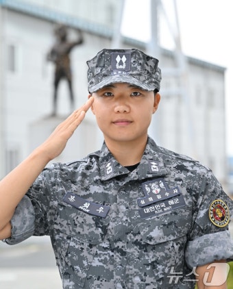 한국 해군, 최초 여군 심해잠수사 배출 후 긍정적 평가 받아