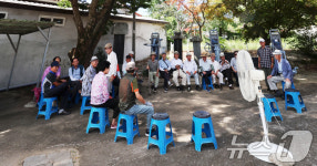 더위 날리는 어르신들 선풍기 한대