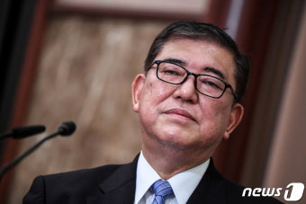 이시바, 총리 관저서 기시다와 30분 간 회담…