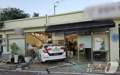 주말 오후 카페에 승용차 돌진…인명피해 없어