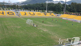 잔디 훼손된 축구전용구장