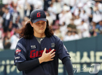 무실점으로 이닝 마친 김원중