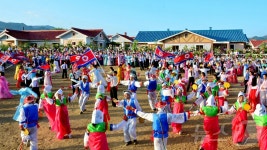 마을마다 노랫소리…북한 덕성 사과농장 살림집 입사모임 진행