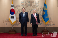 윤석열 대통령, 파티 비롤 IEA사무총장에게 수교훈장 광화장 수여