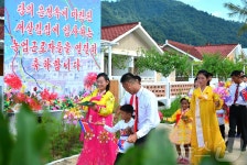 北 요덕군 림평농장 새 살림집에 입사하는 근로자들