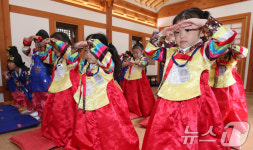 전통 예절 배우는 어린이