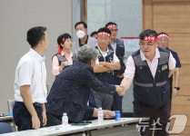 인사 나누는 경기 버스노사