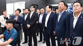 주식회사큐앤씨 | 구미 반도체기업 원익큐앤씨 회사 설명듣는 한동훈