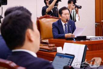 특활비 '명절 떡값' 의혹 지적하는 정청래 위원장