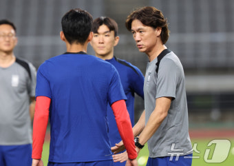 손흥민과 대화 나누는 홍명보 감독