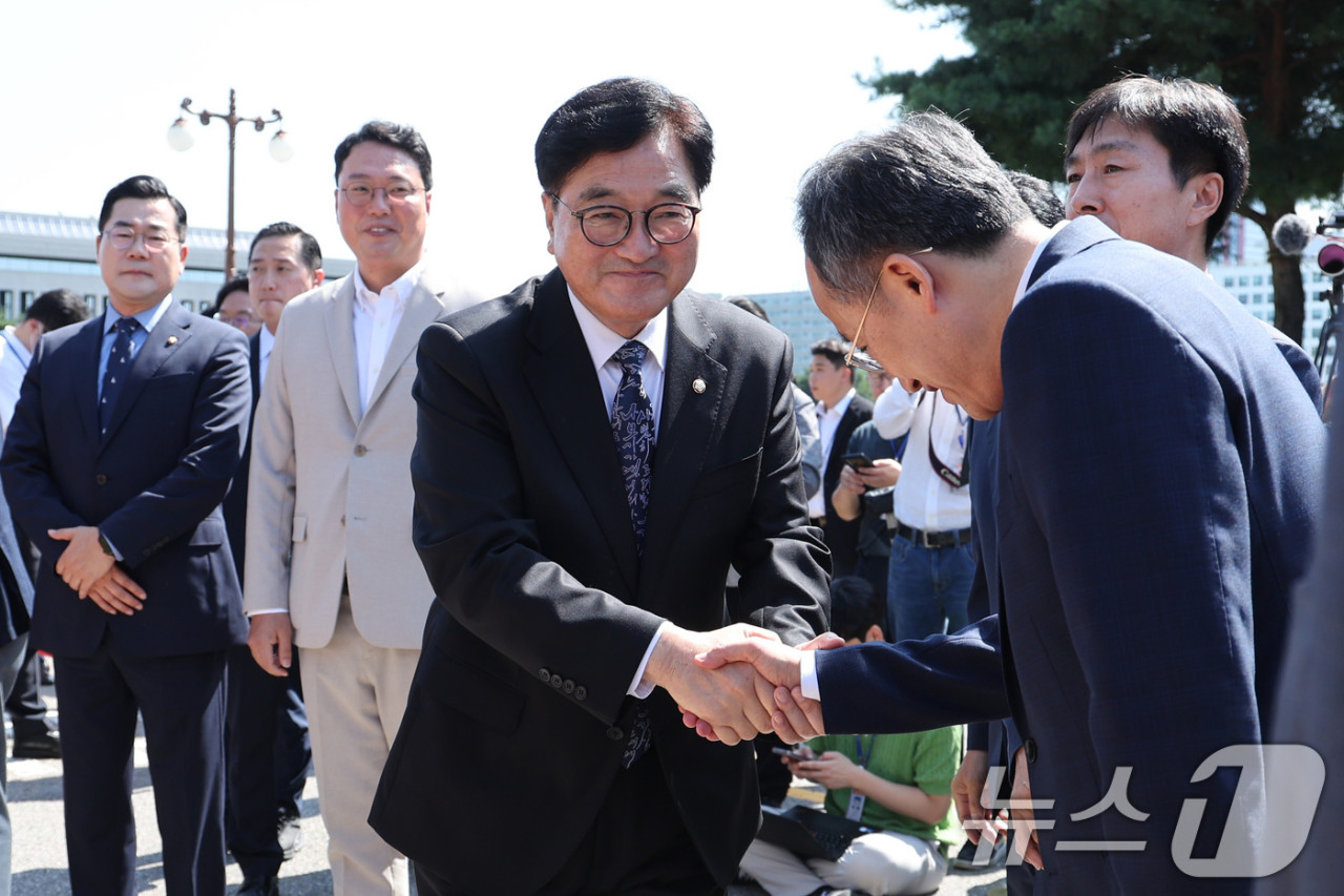 우원식 국회의장과 추경호 원내대표, 힘찬 악수로 국가 발전 의지 전한다