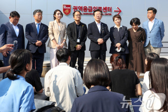 의료대란 대책특위와 함께 권역응급의료센터 찾은 이재명