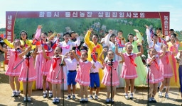 北 함흥시 용신농장 새집들이 진행…흥겨운 춤판