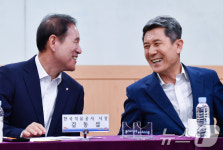 웃음꽃 핀 포항과 한국석유공사의 만남
