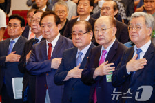 국민의례하는 이종찬 광복회장