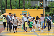 “아이 먼저” 등굣길 아이들 ‘안전지킴이’로 나선 김진태 강원지사