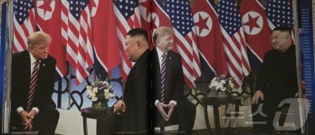 트럼프, 총격사건 담은 13만원 화보집…김정은과 투샷 10장[딥포커스]