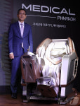메디컬파라오 옆에 선 지성규 바디프랜드 대표이사