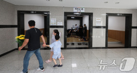추모객 넘쳐 부족한 제례실
