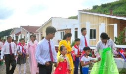 北 평산군 청학·와현농장 새 살림집에 입사하는 주민들