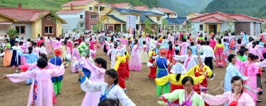 북한 허천군 통흥농장 문화주택에 입사하는 주민들