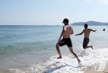 바다로 뛰어드는 청춘