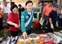 대가야시장서 추석장보기 하는 이남철 고령군수