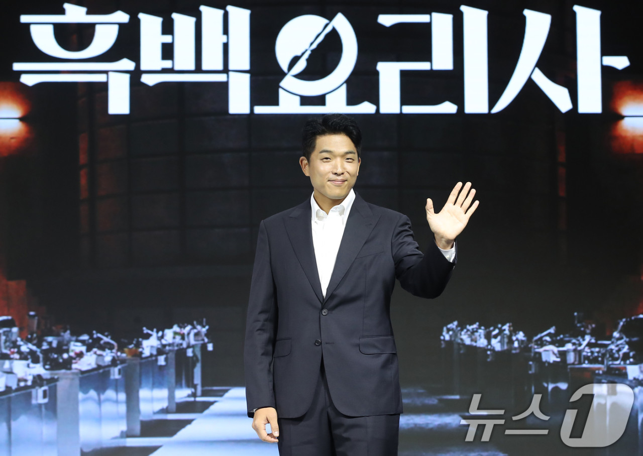 이민정, 안성재와 함께한 인증샷 공개…이병헌 모습 누락에 팬들 궁금해