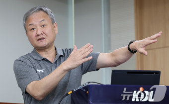 새 시즌 규칙 설명하는 유재학 경기본부장