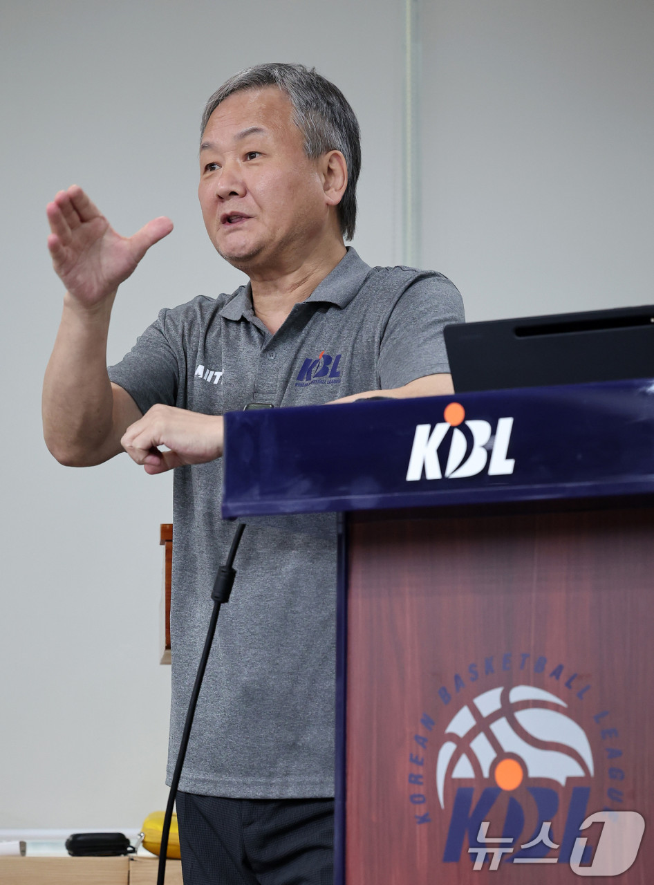 KBL, 유재학 경기본부장이 2024-2025 시즌 규칙 개정 설명 및 파울 챌린지 검토 발표