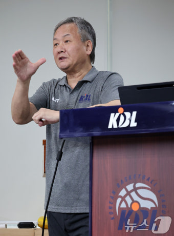 바뀐 규칙 설명하는 유재학 KBL 경기본부장