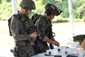 저격수 경연대회 앞서 실탄 수령하는 장병들