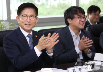 김문수 장관, 김동명 위원장에게 박수를