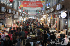 추석 준비하는 시민들로 붐비는 전통시장